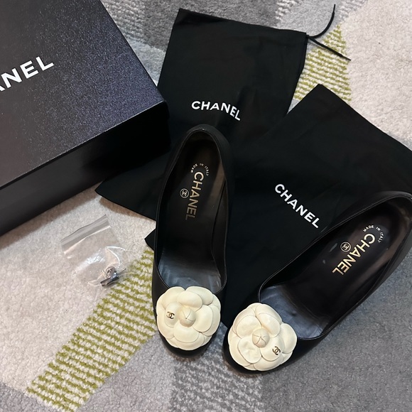 CHANEL Shoes - CHANEL Interlocking CC Logo Leather Pumps Size: 9.5 39.5